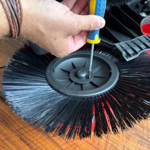 Eine Reinigungsbürste der Einhell E-SW 18/610 wird festgeschraubt.
