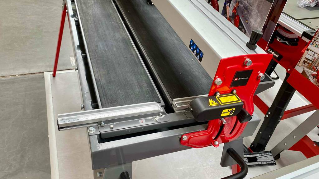 Detailansicht des Lineals einer Fliesenschneidemaschine im Test.