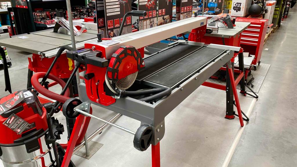Im Test: Eine Fliesenschneidemaschine steht in einem Werkraum.