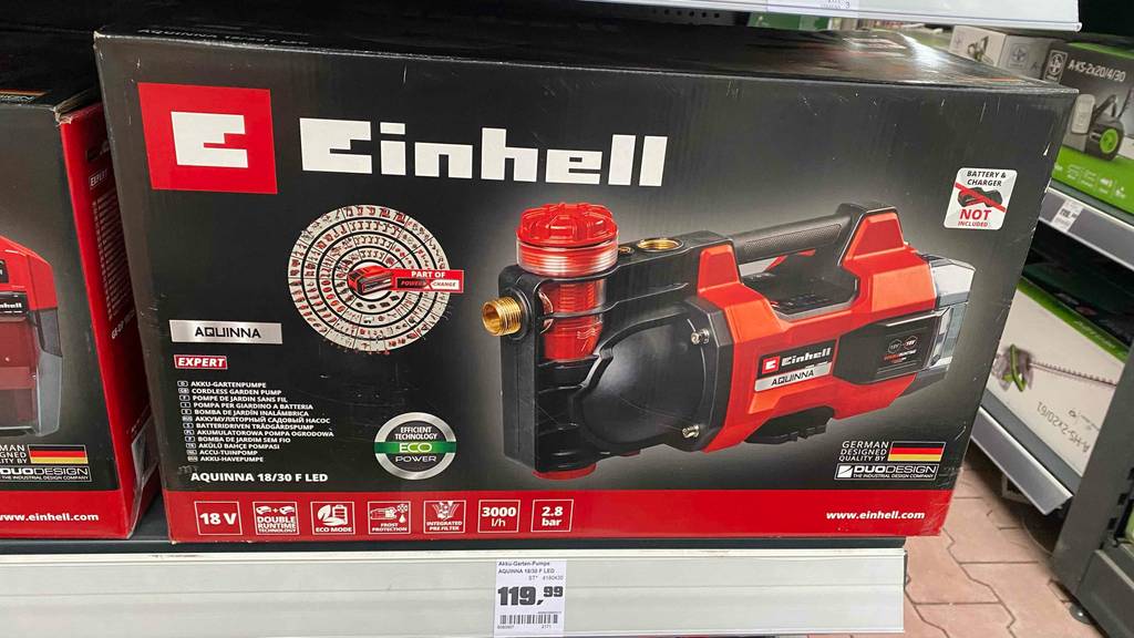 Einhell-Gartenpumpe-Test: eine rote Einhell-Gartenpumpe des Typs Aquina befindet sich in ihrer Originalverpackung in einem Verkaufsbereich.