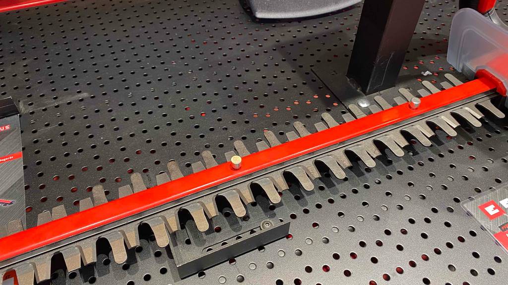 Im Test: Einhell-Heckenschere. Detailansicht des Sägeblatts auf einem Verkaufsregal.