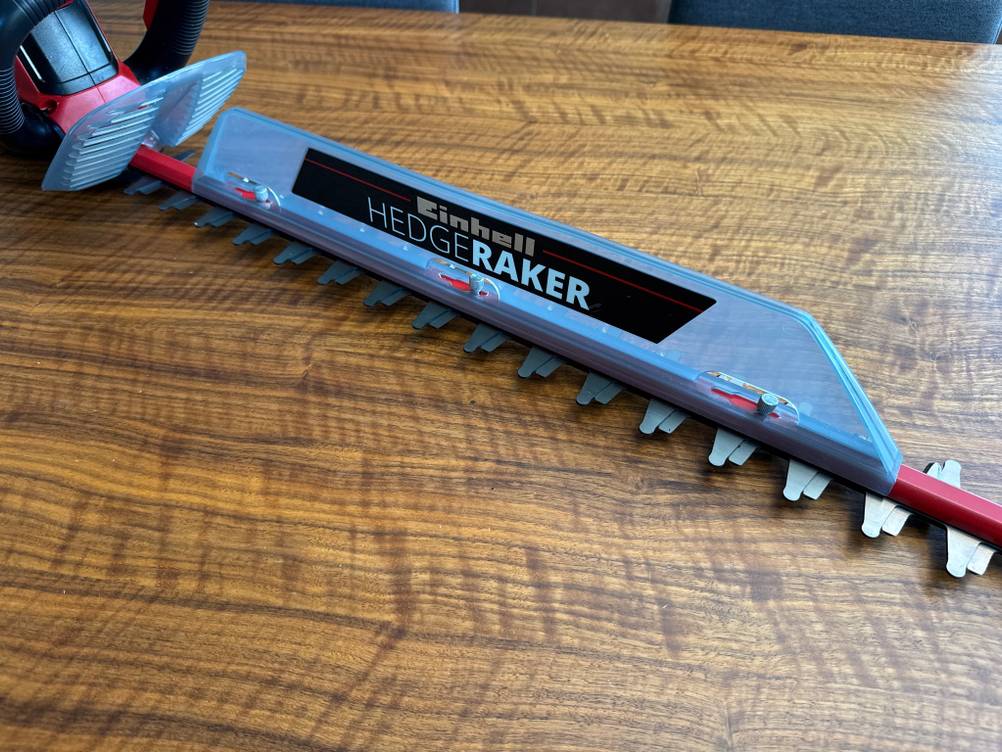 Das Scherblatt der Einhell GE-EH 7067 mit Schnittgutsammler in Nahaufnahme.