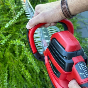 Die Einhell GE-EH 7067 wird in Schneideposition gehalten.