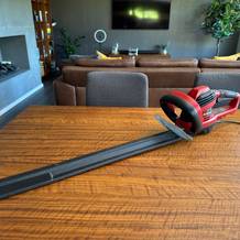 Die Einhell GE-EH 7067 liegt auf einem Holztisch.