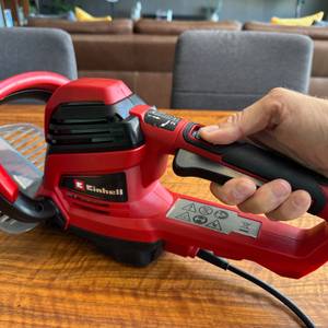 Die Sicherung der Einhell GE-EH 7067 wird von einem Daumen bedient.