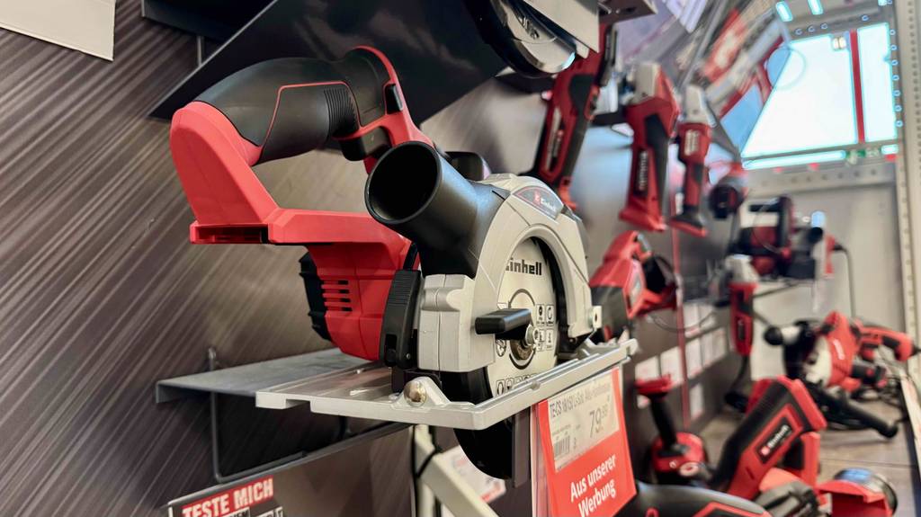 Einhell-Handkreissäge im Test: Ansicht von hinten auf Griff und Gebläse.