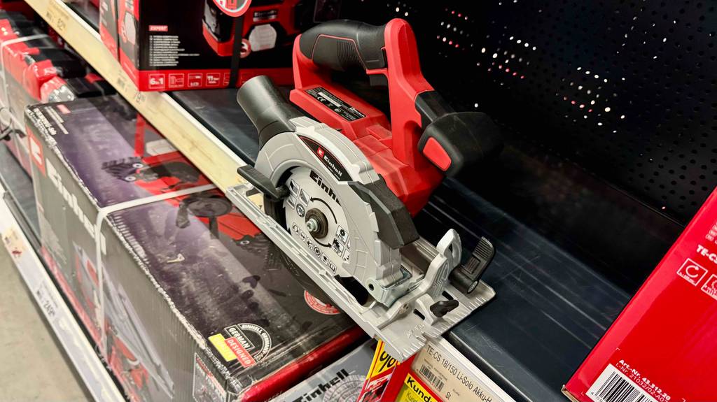 Blick von schräg oben auf eine Einhell-Handkreissäge im Test, darunter der Originalkarton.