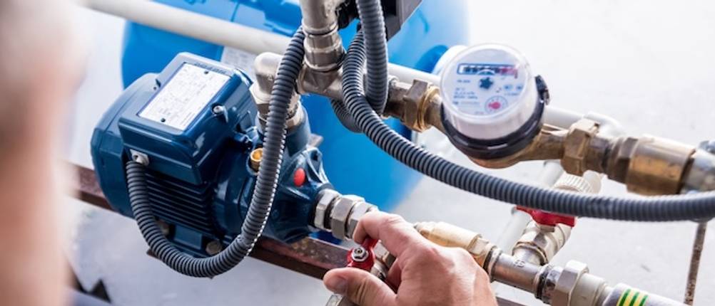Einhell-Hauswasserwerk-Test: Eine blaue Wasserpumpe wird kontrolliert.
