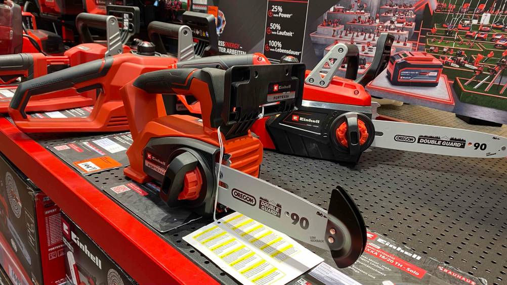 Kettensäge getestet: Ein Gerät von schräg vorne in einer Verkaufsfläche stehend, im Hintergrund andere Produkte.