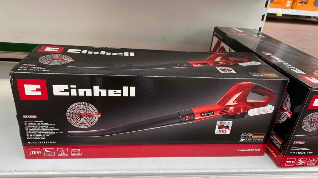 Getesteter Laubbläser von Einhell befindet sich in seiner Verpackung.