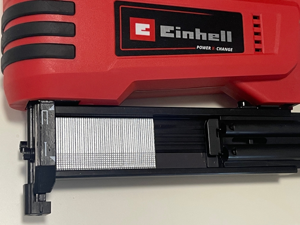 Nahaufnahme des seitlich geöffneten Magazins des Einhell Akku-Tackers TE-CN 18 Li mit sichtbaren Klammern.