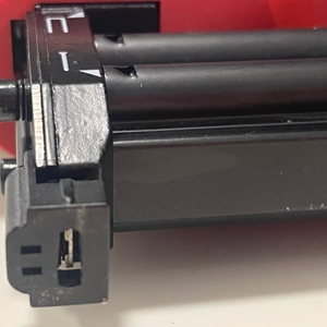 Detailansicht der Auslösemechanik und Tacker-Nase des Einhell TE-CN 18 Li im Nahbereich.