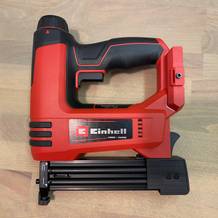 Einhell Akku-Tacker TE-CN 18 Li ohne Akku, frontal auf einer Holzoberfläche platziert.