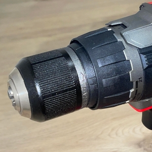 Der Bohrkopf des Einhell Professional Akku-Schlagbohrschraubers ist im Detail zu sehen. Die Aufnahme ist nah und zeigt das Spannfutter ohne eingesetzten Bohrer.