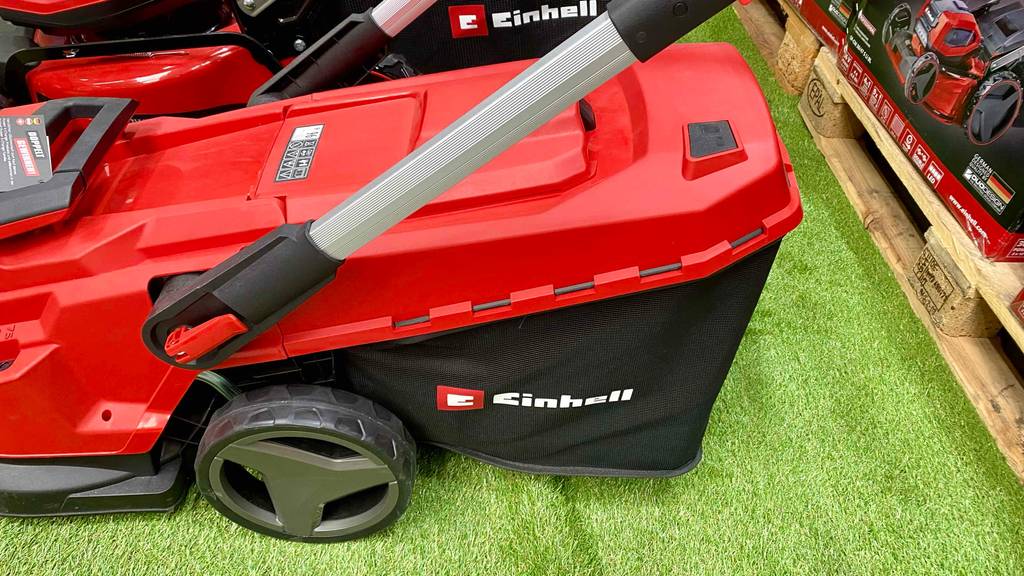 Einhell-Rasenmäher im Test: Detailansicht von der Seite auf den Auffangbehälter.