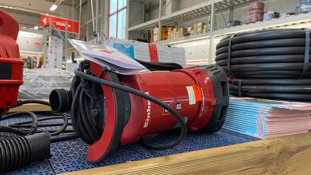 Auf der getetesteten Einhell-Schmutzwasserpumpe GE-DP-3925-ECO ist der Markenname abgebildet.