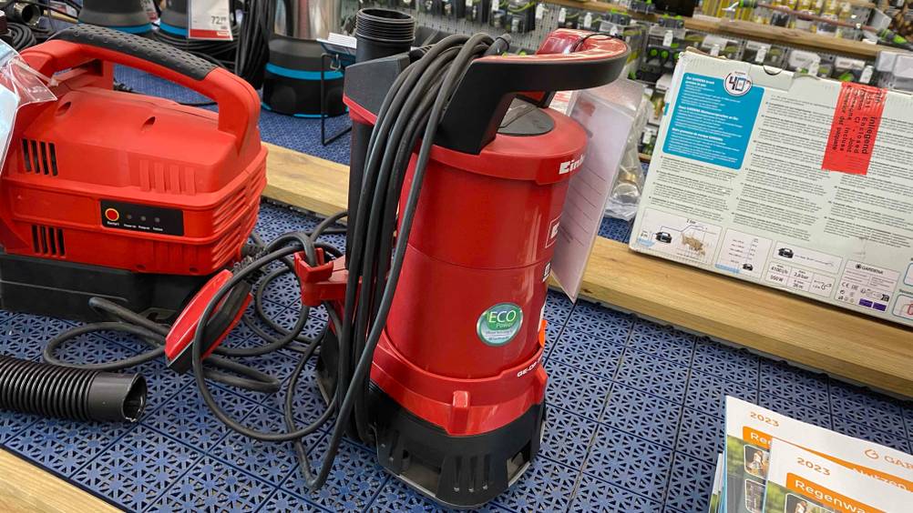 Einhell-Schmutzwasserpumpe getestet: Ein Gerät von schräg oben auf einem Verkaufsregal zwischen anderen Produkten.