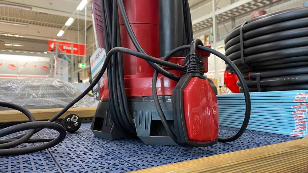 Einhell-Schmutzwasserpumpe GE-DP-3925-ECO getestet: Pumpe hat eine rote Farbe.