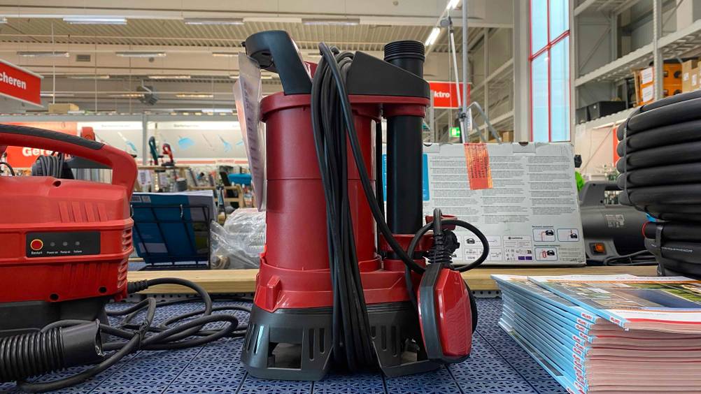 Einhell-Schmutzwasserpumpe GE-DP-3925-ECO im Test: Pumpe steht auf einem blauen Untergrund.