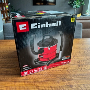 Der Karton des Einhell TC-AV 1720 DW steht auf einem Tisch