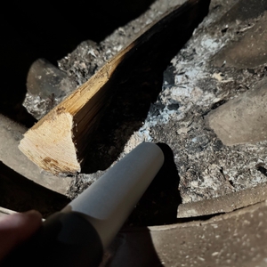 Der Einhell TC-AV 1720 DW beim Aussaugen eines Ofens