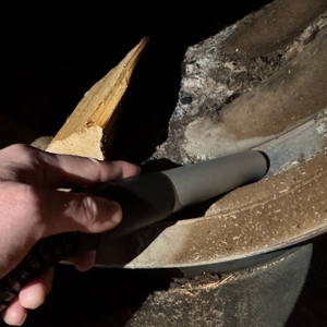 Der Einhell TC-AV 1720 DW beim Aufsaugen von Asche