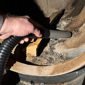 Der Einhell TC-AV 1720 DW beim Reinigen eines Ofens