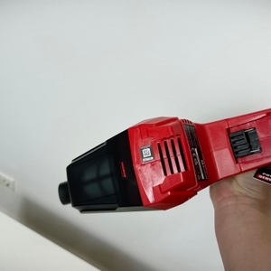 Der Einhell TE-HV 18/06 wird von unten gezeigt, Fokus liegt auf dem leeren Akkuschacht.