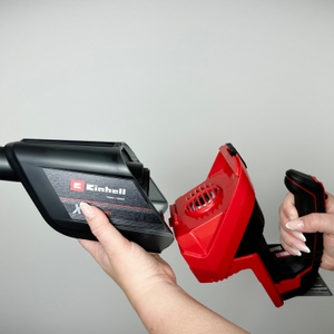 Eine Hand entnimmt die Filtereinheit aus dem Gehäuse des Einhell TE-HV 18/06.