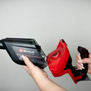Eine Hand entnimmt die Filtereinheit aus dem Gehäuse des Einhell TE-HV 18/06.