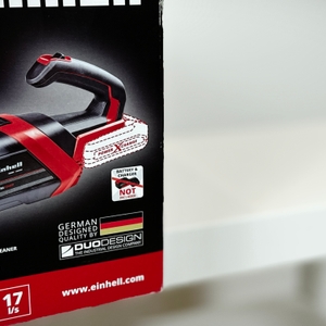 Verpackungsausschnitt des Einhell TE-HV 18/06 mit Hinweis „Akku und Ladegerät nicht enthalten“.