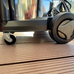 Die Rollen des Einhell TE-VC 2025 SACL von der Seite