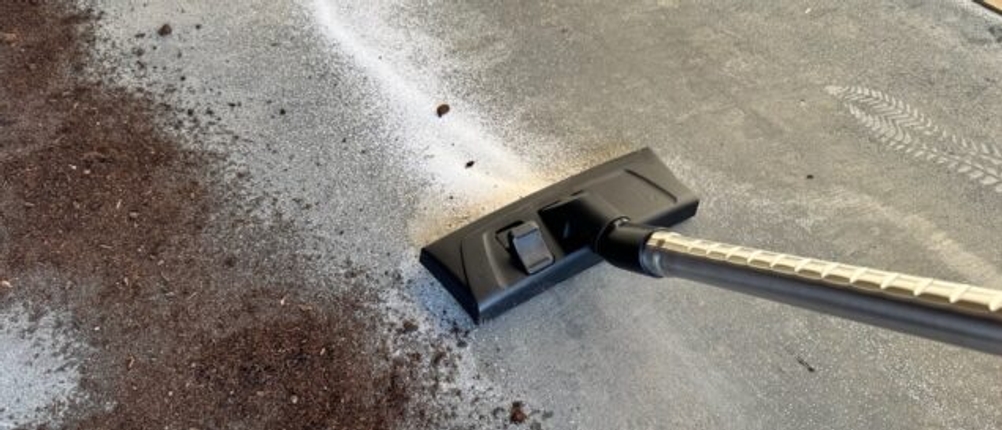 Mit der Bodendüse des Einhell TE-VC 2025 SACL wird Zucker weggesaugt