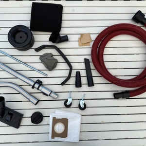 Das Zubehör des Einhell TE-VC 2025 SACL liegt auf einem Tisch