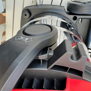 Der Verschluss am Deckel des Einhell TE-VC 2025 SACL wird geöffnet