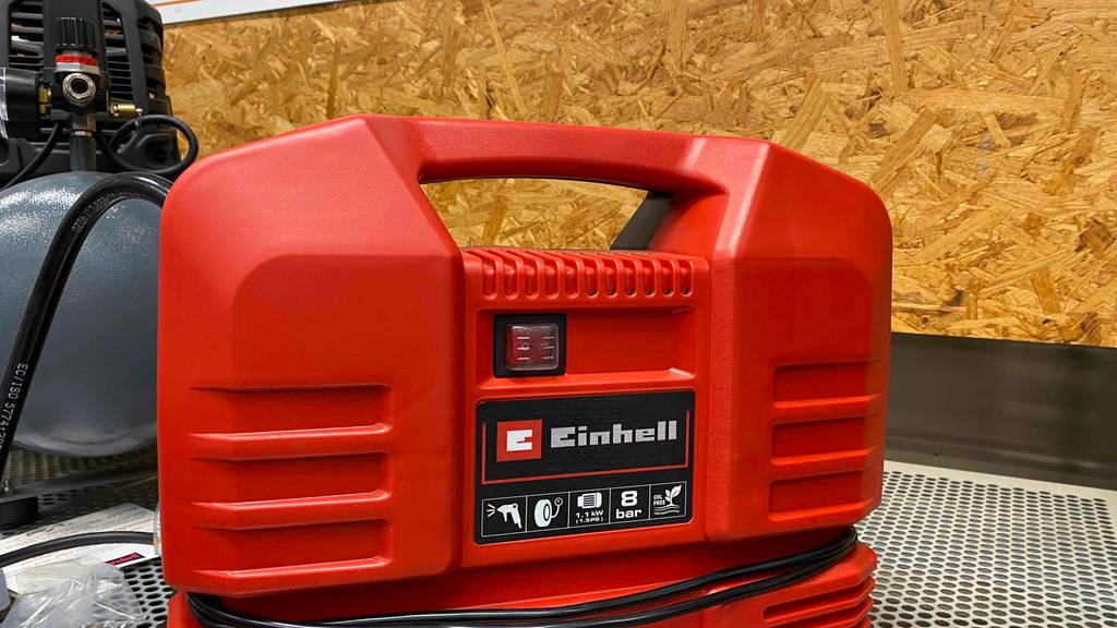 Getestet: Frontseite eines tragbaren Kompressors mit Ein-/Ausschalter der Marke Einhell.