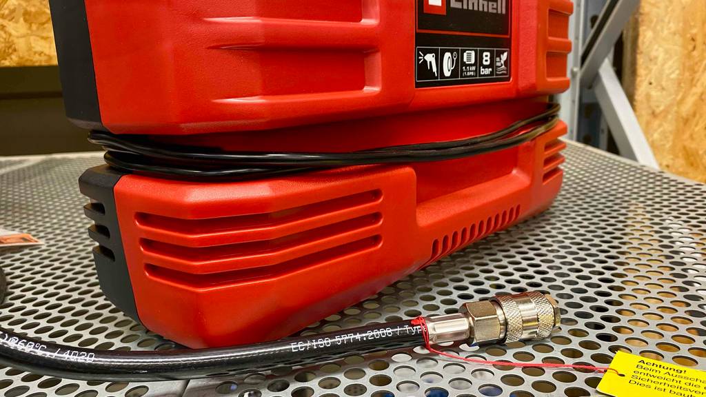 Detailansicht unterer Teil und Schlauch eines getesteten tragbaren Kompressors.