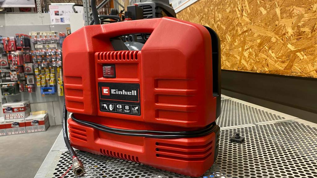 Blick auf die Kabeldüse eines getesteten tragbaren Kompressors.