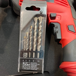 Nahaufnahme eines Bohrersets im Kunststoffhalter in der Einlage der Einhell-Verpackung. Die Größen 4 bis 10 mm sind erkennbar.