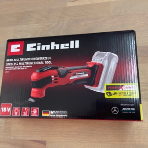 Auf dem Foto ist die geschlossene Verpackung des Einhell Varrito zu sehen. Die Box liegt auf einem Holzfußboden.