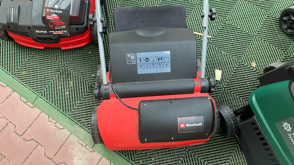 Einhell-Vertikutierer RG-SA-1433 im Test: Vertikutierer steht auf dem Boden.