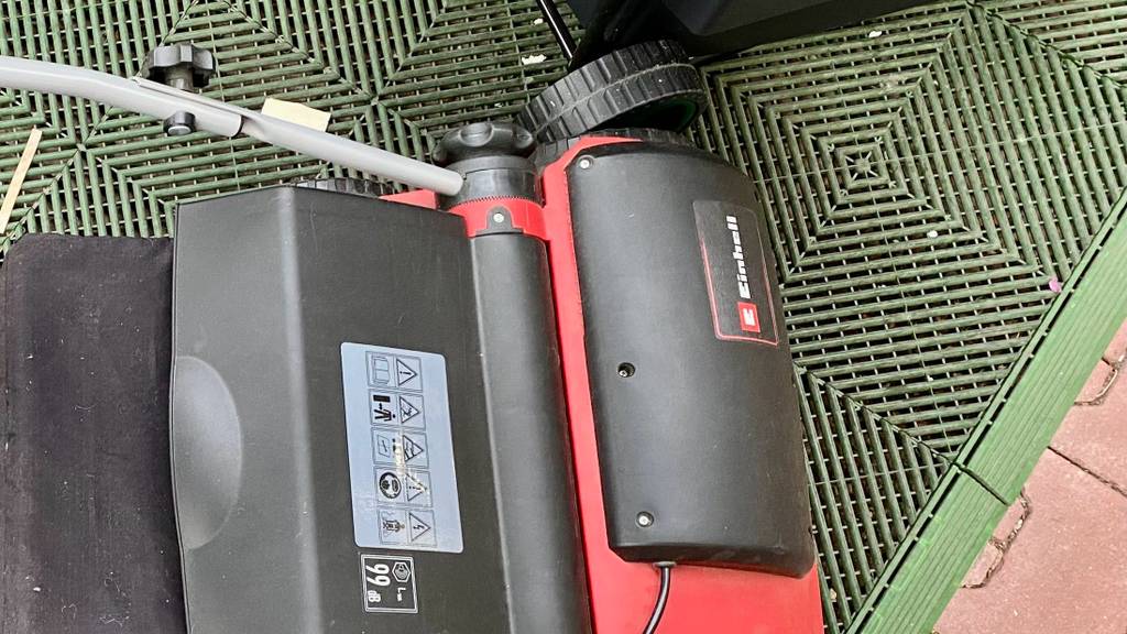 Einhell-Vertikutierer RG-SA-1433 getestet: Auf Gerät ist Markenname zu lesen.