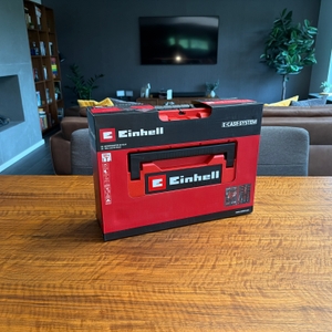 Der Einhell-Werkzeugkoffer steht eingepackt auf einem Tisch
