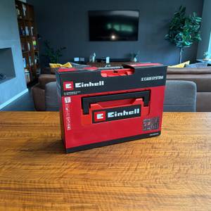 Der Einhell-Werkzeugkoffer steht eingepackt auf einem Tisch
