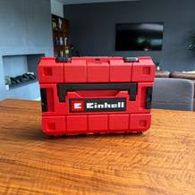 Der Einhell-Werkzeugkoffer steht auf einem Tisch
