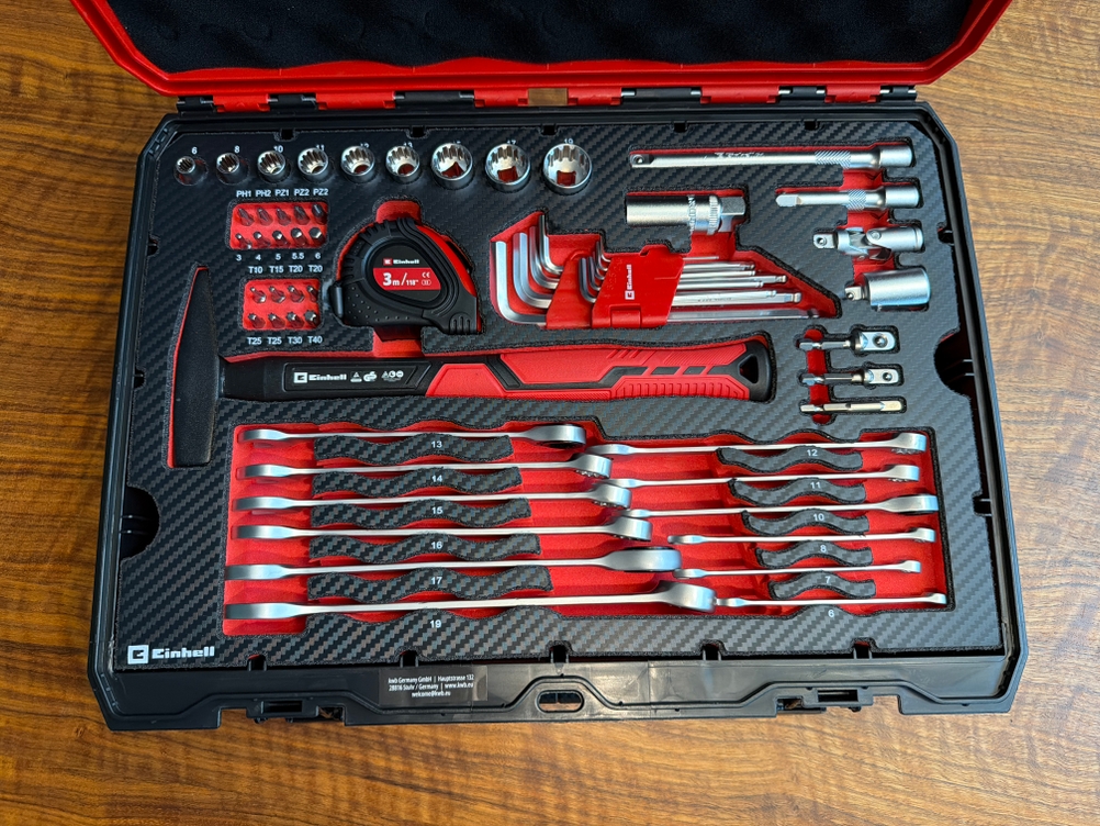 Werkzeuge liegen im Einhell-Werkzeugkoffer
