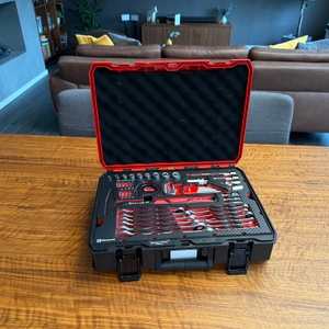 Der Einhell-Werkzeugkoffer steht geöffnet auf einem Tisch