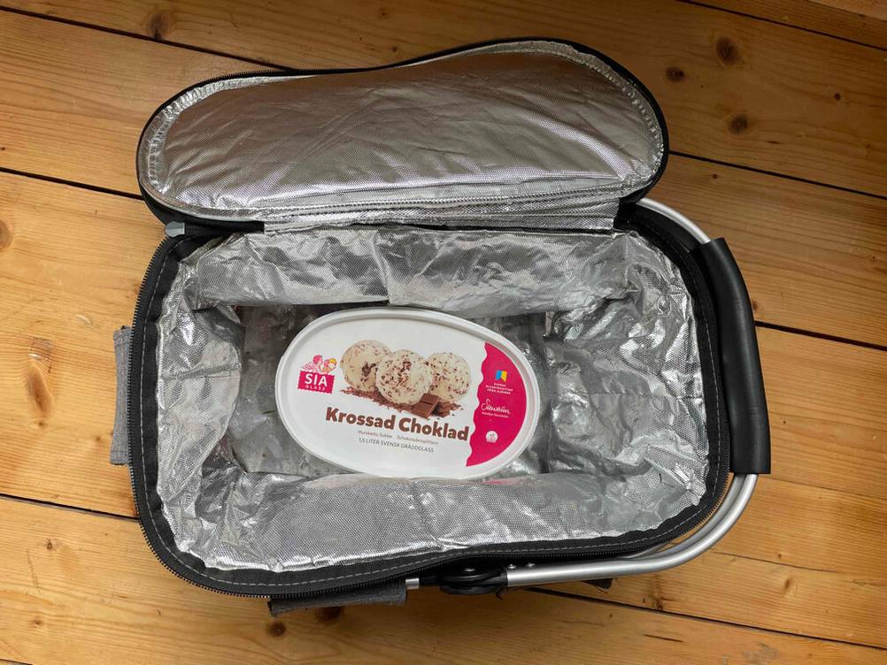 In einem geöffneten Einkaufskorb im Test liegt eine Packung Eis.