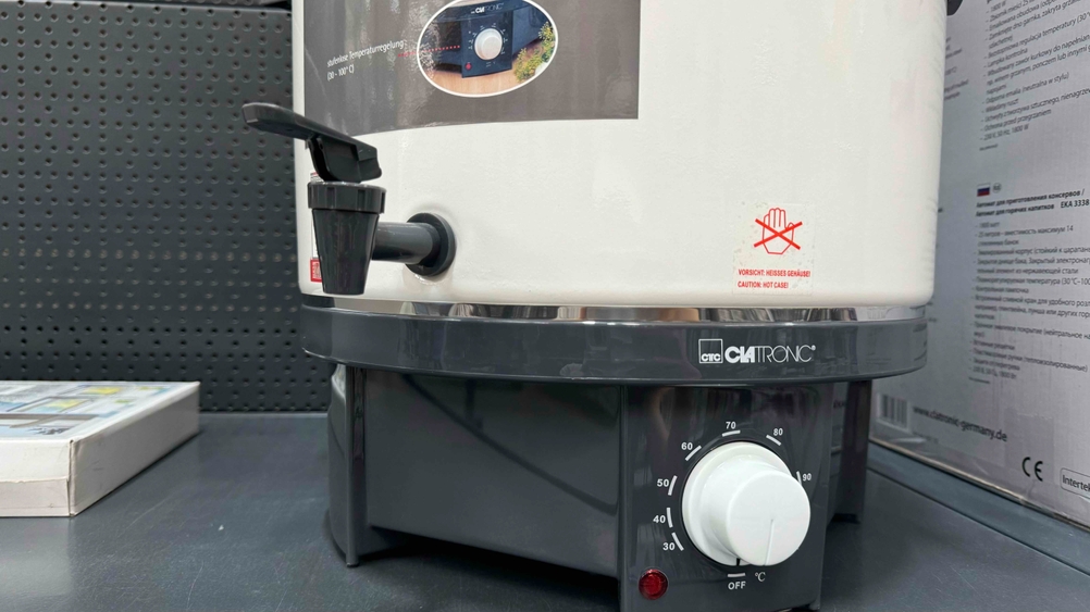 Einkochautomat getestet: Nahaufnahme des Temperatureinstellrades und des Auslaufs.