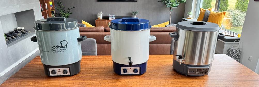Drei Einkochautomaten stehen nebeneinander auf einem Tisch